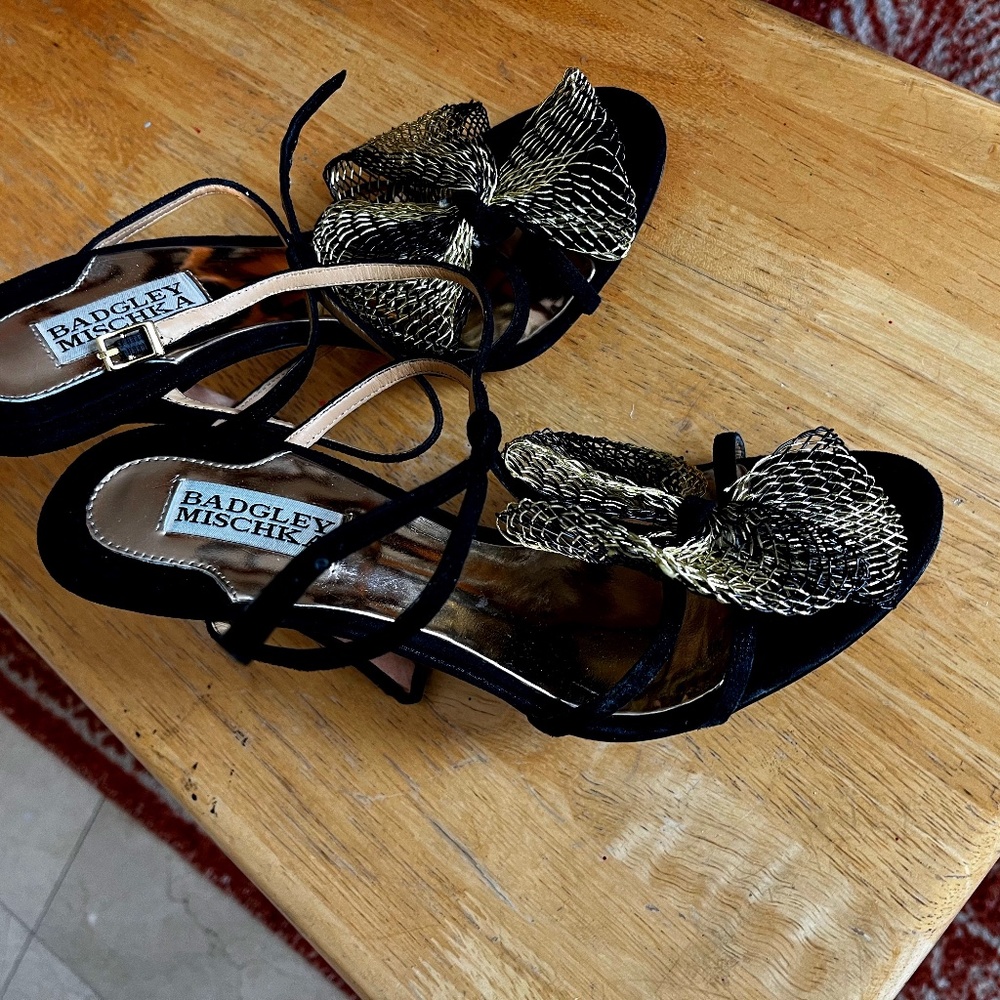 Badgley Mischa Sz 8.5 Black and Gold Sandals